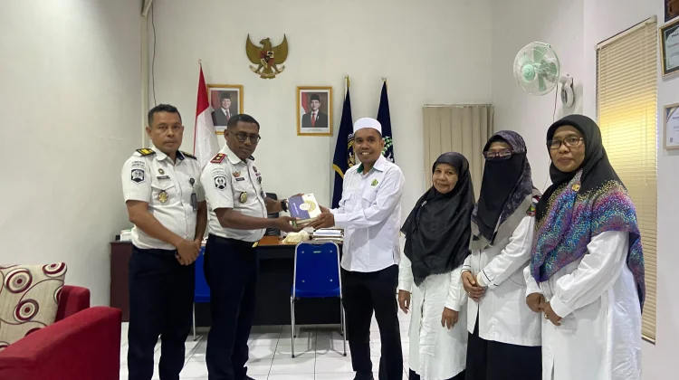 Semangat Warga Binaan Rutan Masohi Terima Bantuan dari KUA