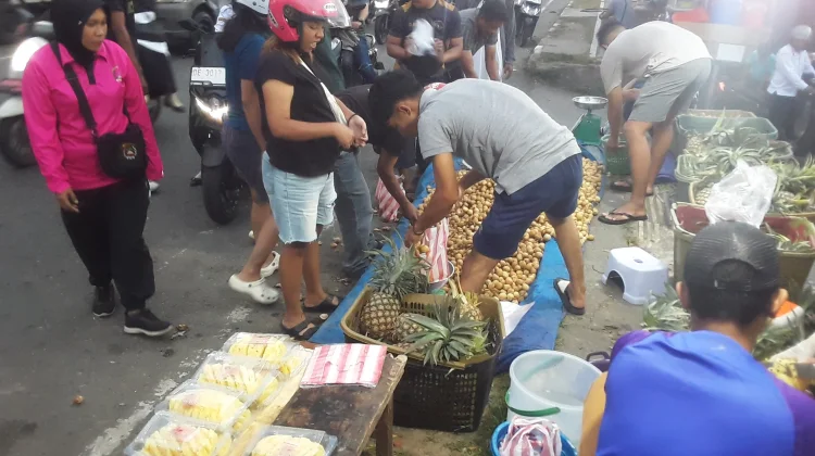 Pasutri Pedagang Buah di Jalan Sudirman Ambon Manfaatkan Peluang Pasar