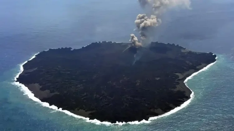 Gunung Api Bisa Membentuk Pulau