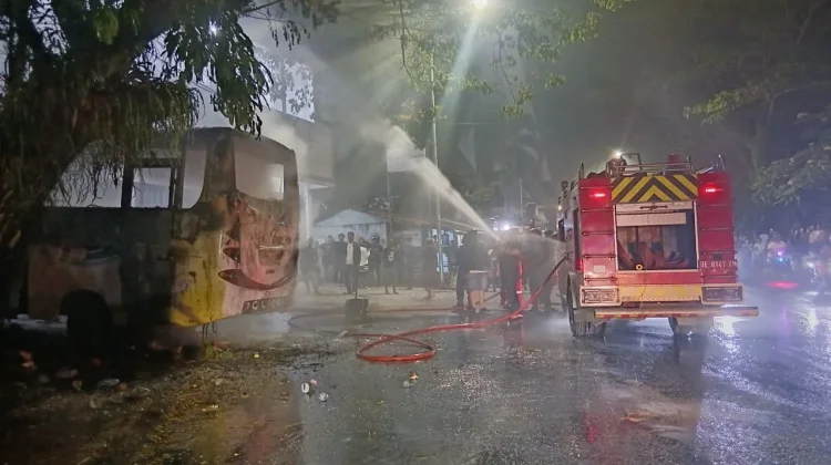 Damkar Ambon Padamkan Kebakaran Bus di Inakaka Passo
