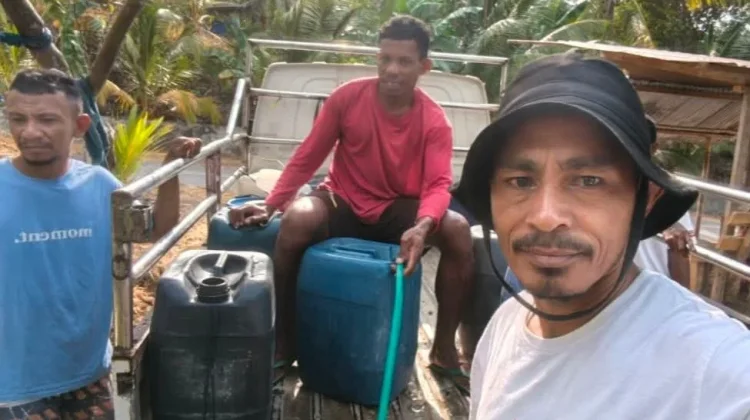 Kemarau Panjang, Warga Suru SBT Ambil Air 5 Km dari Desa Tetangga