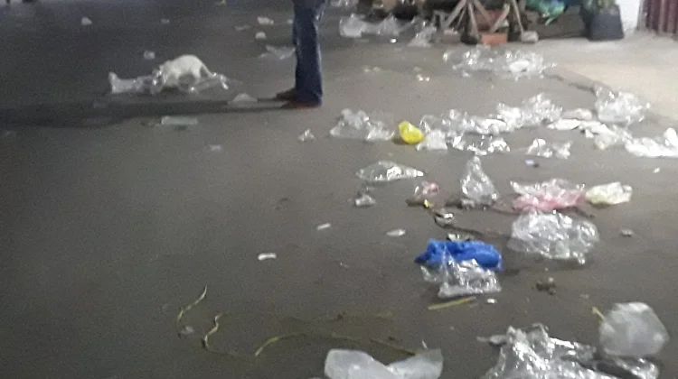 Sampah Plastik Berserakan di Terminal A2 Mardika