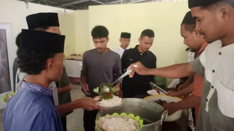 Rutin Jumat Berkah Remaja Masjid Al-Ikhlas Berbagi
