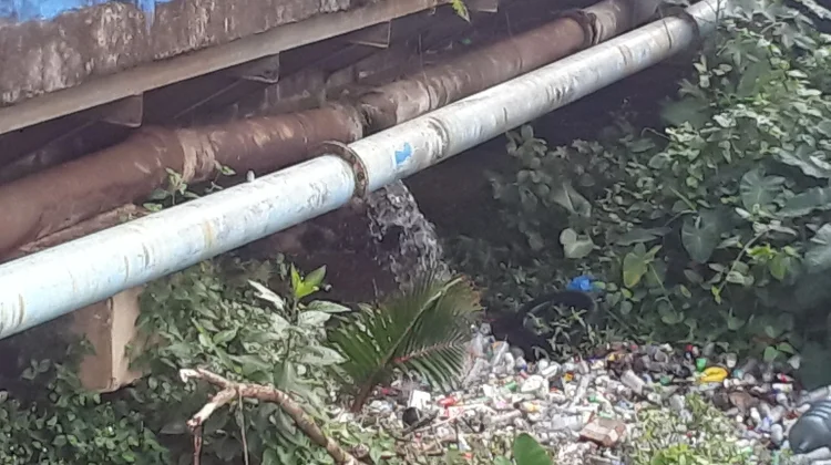 Pipa Bocor di Bawah Jembatan Waitomu Dikeluhkan Warga