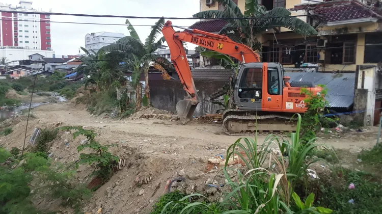 Aktivitas Pengangkutan Material di Kali Wai Tomu Terhenti sementara