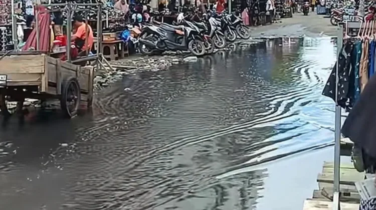 Air Selokan Berbau Busuk Meluap di Belakang Gedung Pasar Mardika