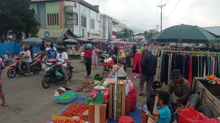 Pengecoran Jalan dan Lapak Pedagang Picu Kemacetan di Pasar Mardika