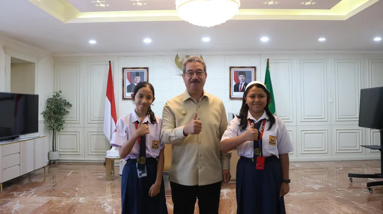 Gubernur Hendrik Lepas Dua Pelajar SMP Kalam Kudus Ambon ke Ajang OPSI Nasional