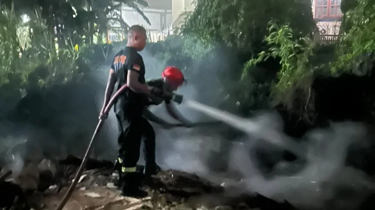 Damkar Ambon Sigap Padamkan Kebakaran Sampah di Wayame