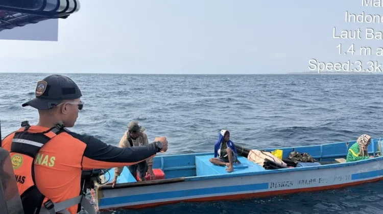 Sempat Terombang-ambing, Empat Penumpang Longboat Ditemukan Selamat