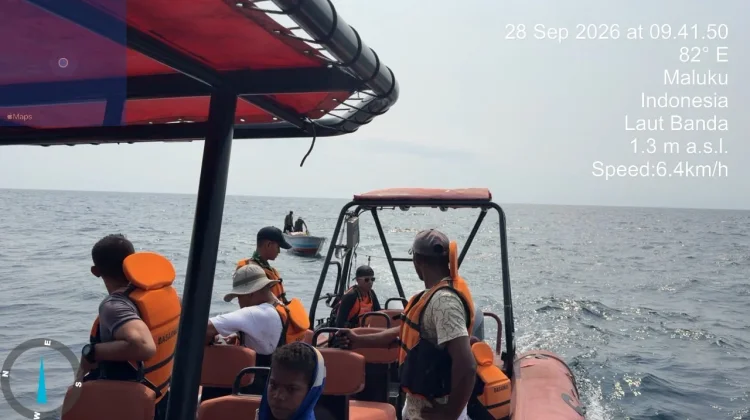 Longboat Mati Mesin di Perairan Malra, Empat Penumpang Dievakuasi Tim SAR