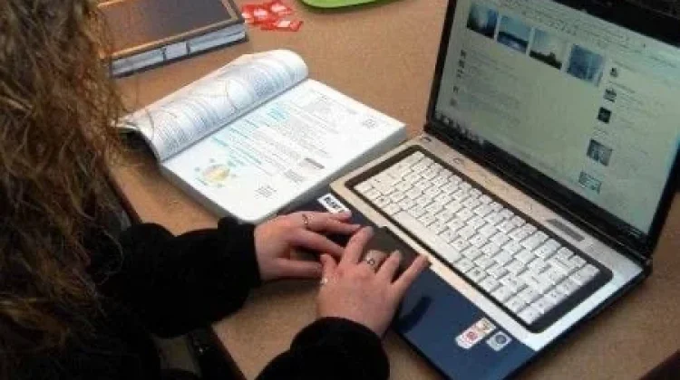 Kuliah Daring Melatih Kemandirian Pekerja dalam Belajar