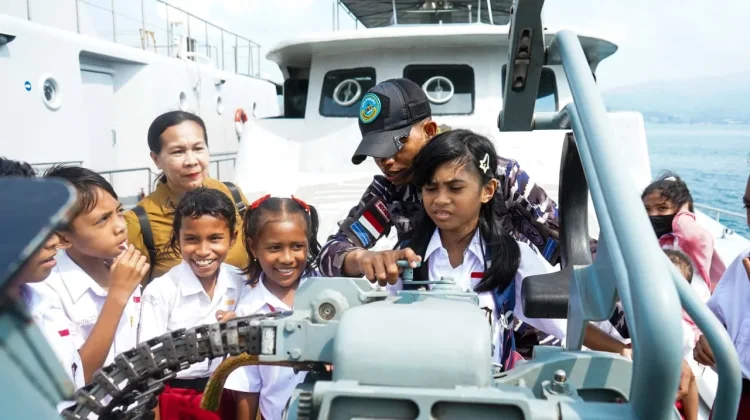 Pelajar SD Negeri 61 Ambon Belajar di Atas Kapal Perang