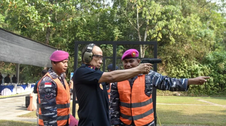 Kodaeral IX Latih Personel Imigrasi Maluku Menembak Pistol