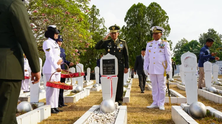 Peringati HUT ke-81 TNI, Wadan Kodaeral IX Pimpin Ziarah di TMP Kapahaha Tantui