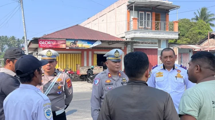Polisi dan Dishub Tertibkan Mobil Pangkalan diTerminal Piru
