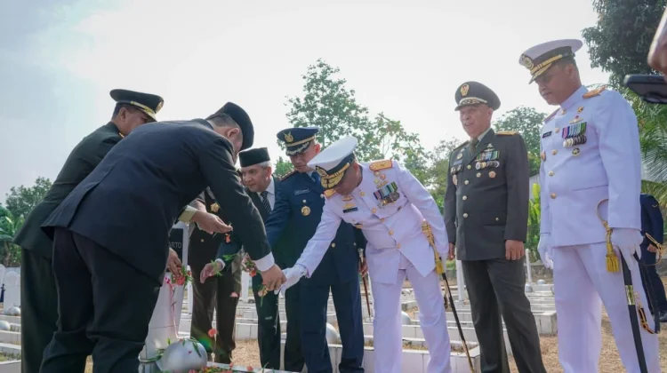 Jajaran TNI di Maluku Ziarah ke TMP Kapahaha jelang HUT ke-81