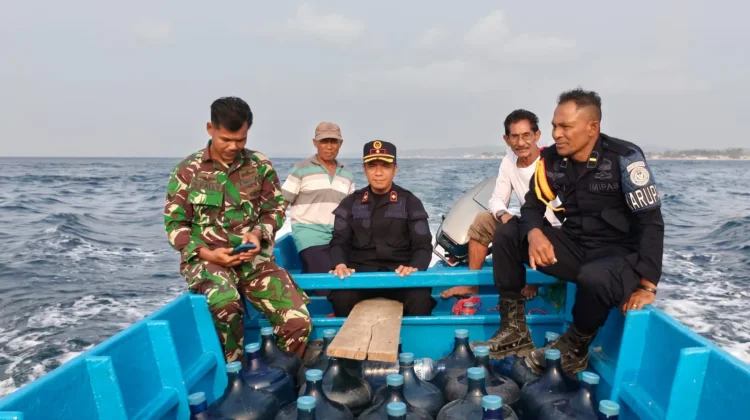 Lapas Geser dan Koramil Pasok Air Bersih ke Pulau Keffing Pakai Speed Boat