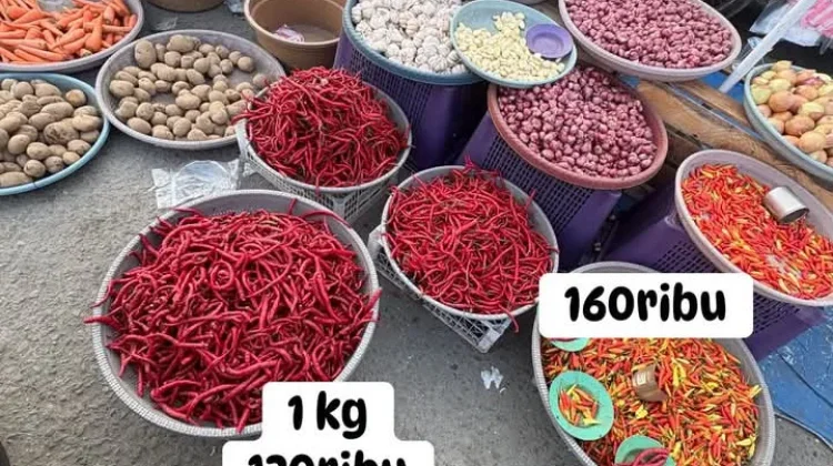 Harga Cabai di Pasar Mardika Tembus 160 Ribu