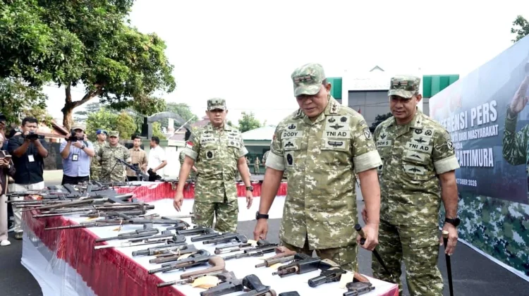 Sebanyak 75 Pucuk Senpi Diserahkan Warga ke Pangdam XV/Pattimura