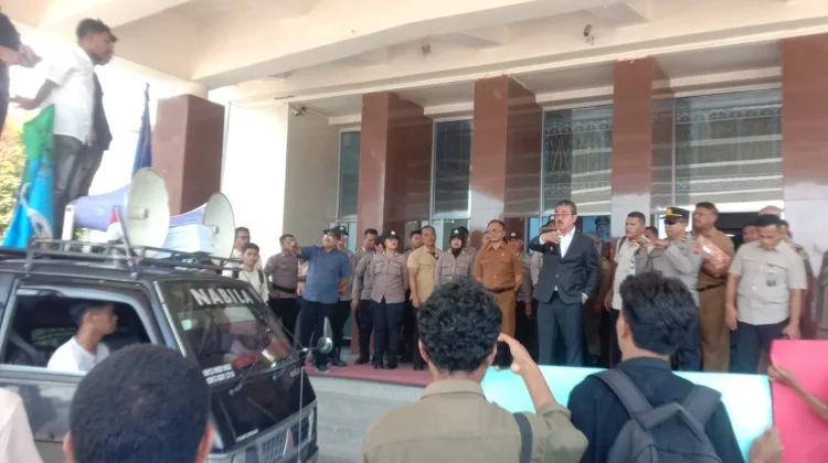 Demo Blok Masela Memanas, Mahasiswa Kena Semprot Hendrik Lewerissa