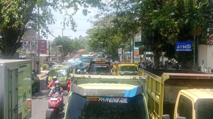 Antrean Panjang Truk di Ambon Diduga Ulah Mafia BBM