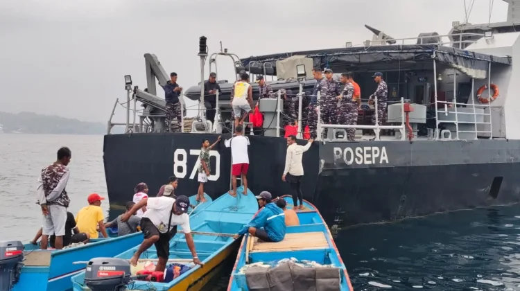 Satrol Kodaeral IX Bagikan Sembako kepada Nelayan di Perairan Fakfak