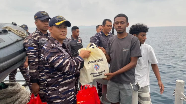 KRI Posepa-870 Bagikan Sembako kepada Nelayan Fak Fak