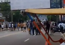 Polisi Tembak Gas Airmata, Bubarkan Keributan di Urimessing