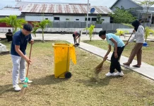 Petugas dan Warga Binaan Rutan Masohi Bersihkan Tempat Ibadah
