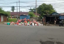 Sampah Tak Terangkut, Warga Waiheru Mengeluh