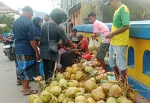 Hari Pertama Puasa, Kelapa Muda Jadi Incaran Pembeli