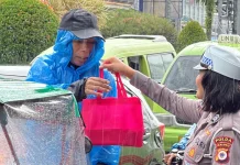 Dikira Razia, Warga Ambon Senyum dapat Takjil Polantas