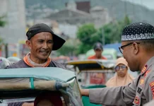 Polresta Ambon Bagikan Takjil Ramadan di Pasar Mardika
