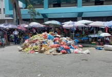Sampah Menggunung Depan Gedung Pasar Mardika