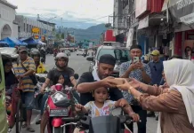 Wawali Ambon Borong Takjil depan Masjid Raya Al-Fatah