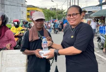 Pengacara Kota Ambon Sentuh Warga dengan Berbagi Takjil