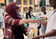 Ely Toisutta Bagi Sembako ke Pengemudi Ojek Ambon