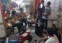 Tradisi Mwmbangunkan Sahur Remaja Masjid Waihaong Ambon Selama Ramadan