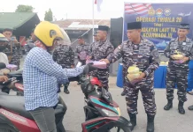 Satgas Trisila TNI AL Bagikan Takjil untuk Masyarakat Aru