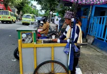 Es Topi Keliling, Jajanan Tradisional Legendaris Ambon