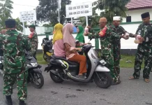 Personel Koramil di Buru Bagikan Ratusan Takjil kepada Warga