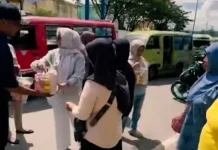 Ely Toisutta Bagikan Sembako untuk Warga Hative Kecil