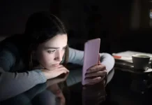 Bahaya "Doomscrolling" Bagi Kesehatan Mental