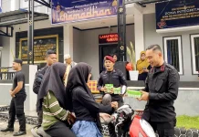 Berkah Ramadan,  Lapas Wahai Bagikan Takjil Gratis kepada Pengguna Jalan