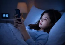 Terbiasa Menggunakan Ponsel sebelum Tidur? Ketahui Dampaknya?