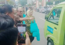 Sentuhan Kepedulian di Bulan Suci, Kejati Maluku Berbagi Takjil kepada Masyarakat
