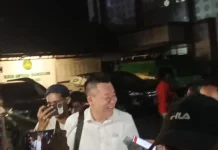 AT-Jaolath Hanya bisa Senyum Lewati 11 Jam Pemeriksaan soal UP3 Tanimbar