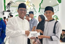 Anak Banda Berprestasi Terima Beasiswa dari Bupati Maluku Tengah