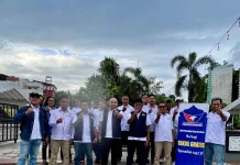 Perindo Ambon Turun Jalan, Bagikan Takjil Kepada Warga